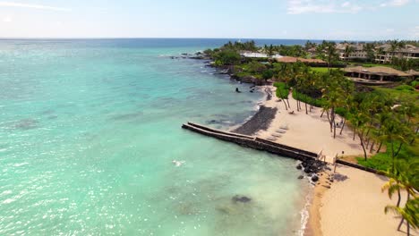 Fliegen-über-Den-Malerischen-Strand-Und-Die-Palmen-Entlang-Der-Anaehoomalu-Bay-Auf-Der-Big-Island-Von-Hawaii