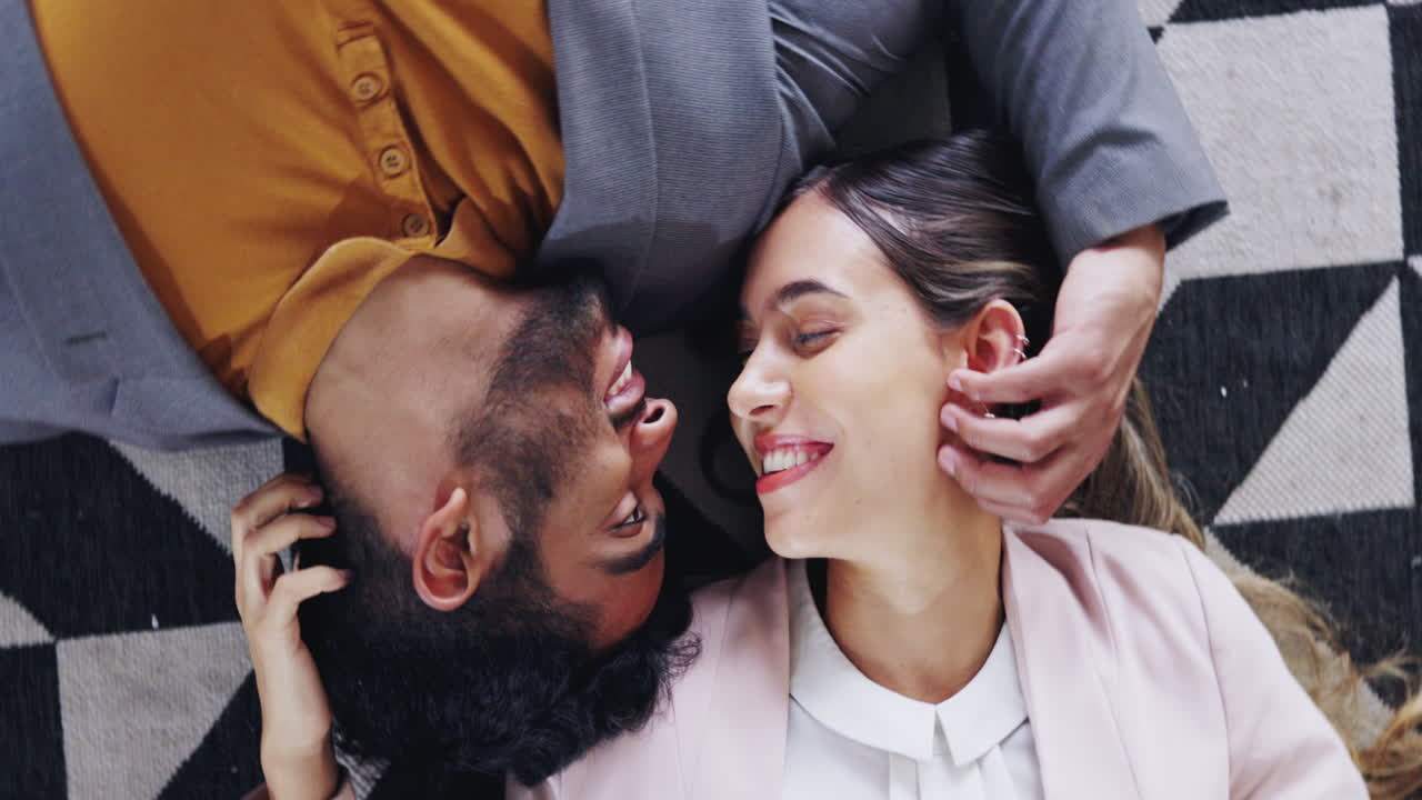 Abbraccio, sopra e bacio di coppia sul pavimento