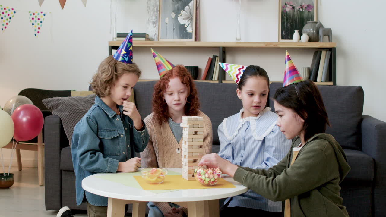 дети на вечеринке по случаю дня рождения.