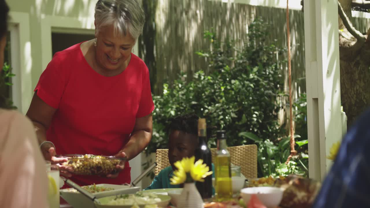Família afro-americana multigeracional passando tempo juntos no jardim