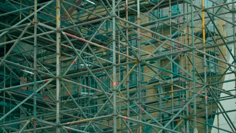 Close-up-view-of-steel-scaffolding-being-used-on-the-construction-of-a-new-building