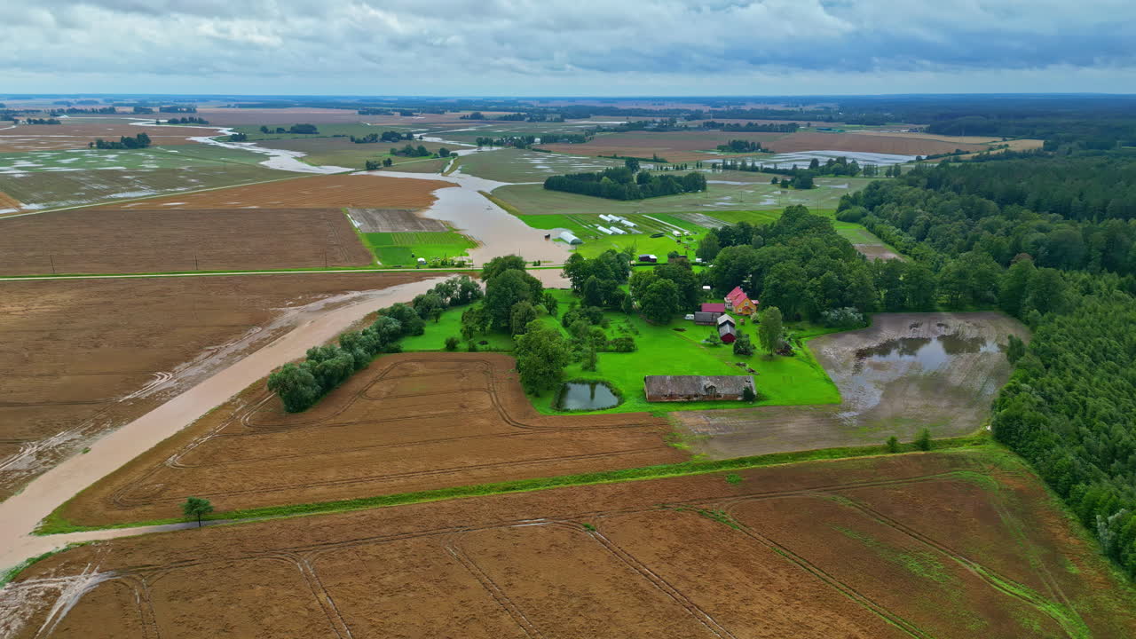 воздушный вид огромного поля с культурами, затопленными сильными дождями