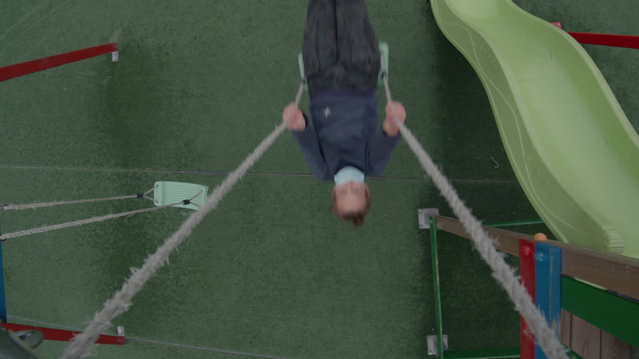 스에 흔들리는 소년