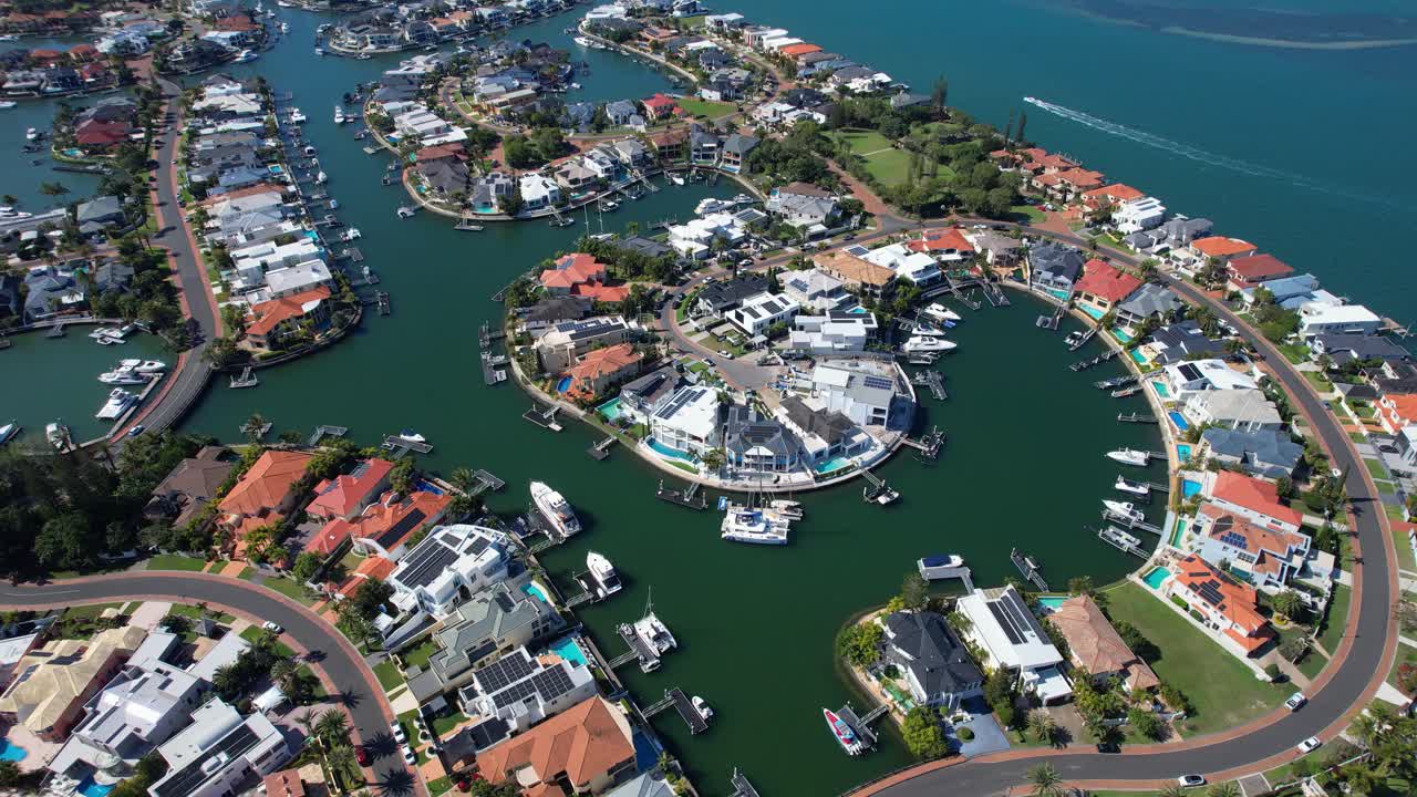 파라다이스 포인트, 골드 코스트, 즐랜드, 오스트레일리아의 주권 섬 위를 날아다니는 - 드론 촬영