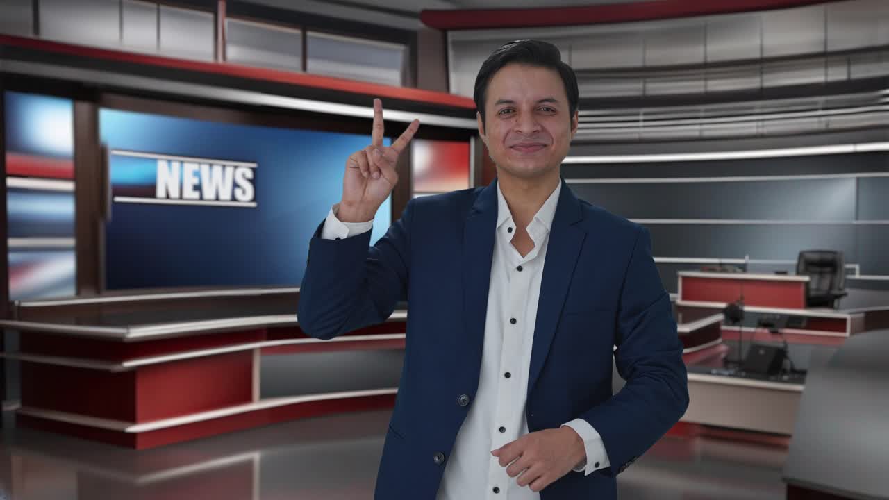 Periodista india feliz mostrando el signo de la victoria