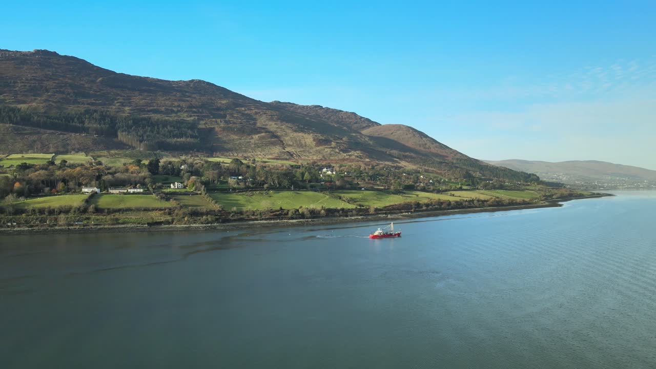Peschereccio sul Carlingford Lough che pesca gamberetti