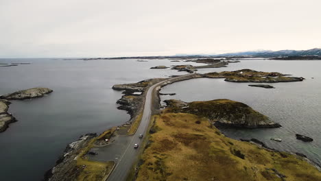 Autos,-Die-Auf-Der-Straße-Fahren,-Die-An-Der-Insel-Im-Atlantik-In-Norwegen-Vorbeifährt