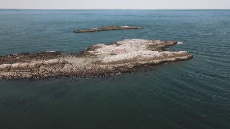 toma aérea de una casa en una pequeña isla frente a la costa de cohasset 4k