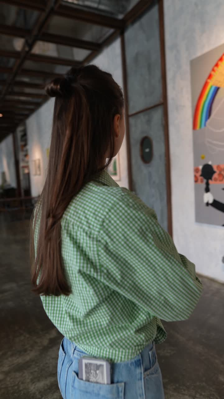 예술을 보는 여자