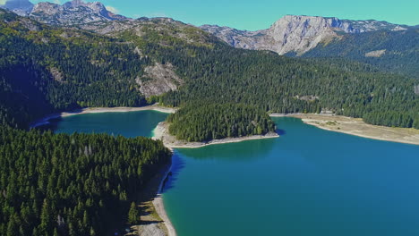 蒙特內格羅冰川黑湖的壯觀山地和森林風景