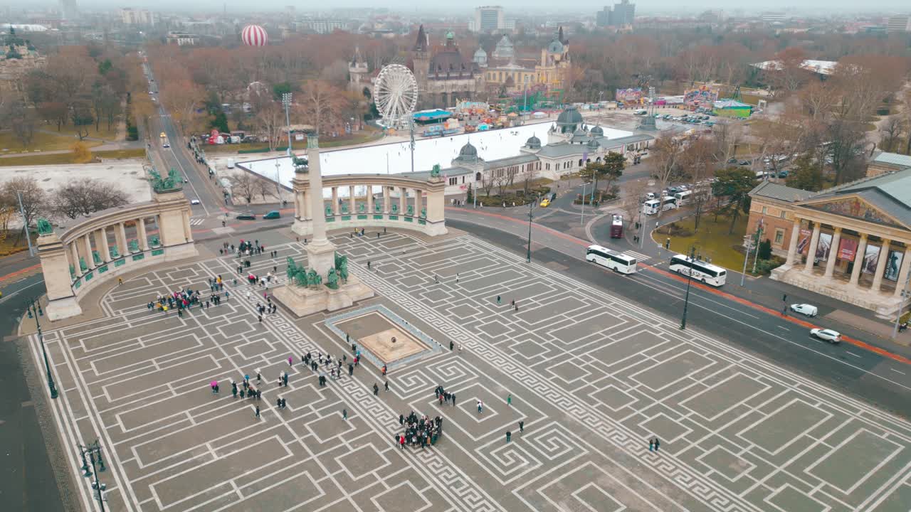 Видеозапись с неподвижного дрона, показывающая грандиозный вид с воздуха на площадь Героев в Будапеште, Венгрия