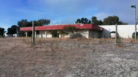 edificio abandonado en un día soleado cerca del puerto deportivo