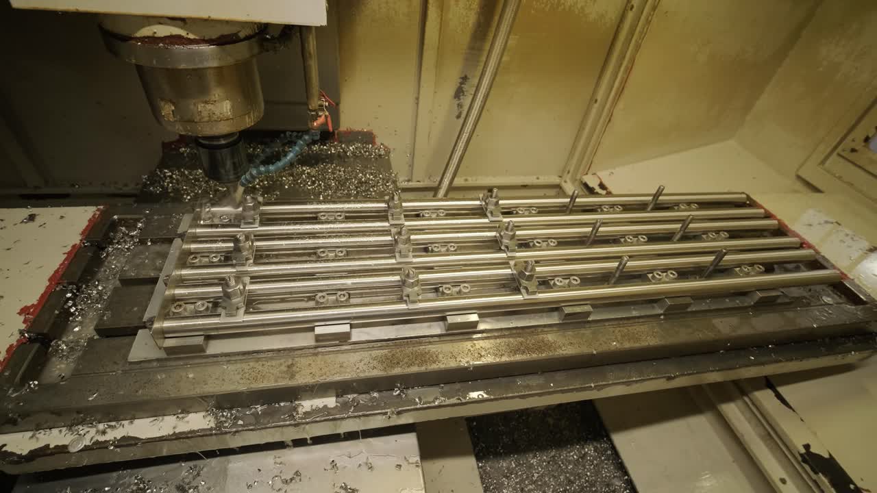 cnc 금속 절단 기술과 함께 현대 산업 레이저 기계: 현대 공장에서 강철 파이프의 레이저 절단. 레이저는 파이프에 구을 습니다.