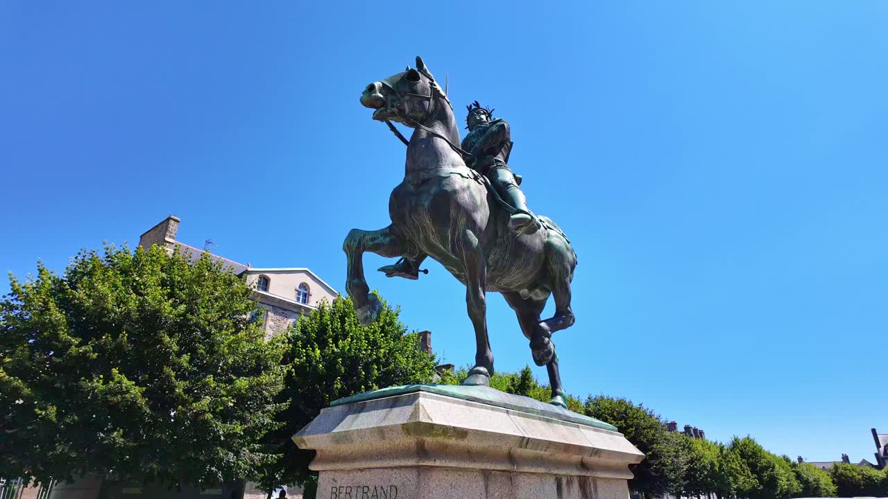 프랑스 디난에 있는 베르트랑 듀 게스클린 동상에 대한 낮은 각도에서 근접한 시각