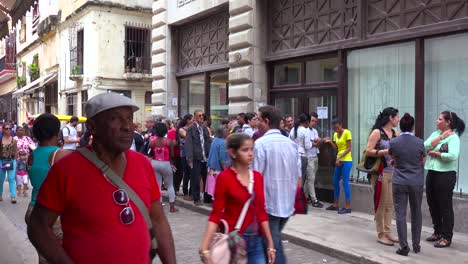 los cubanos esperan en filas para servicios y productos básicos del gobierno en la habana cuba 1