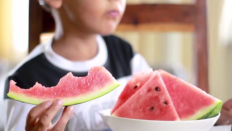 Niño-Pequeño-Que-Come-La-Sandía-Roja-Dulce-Metrajes-1