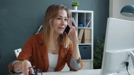 Mujer hablando por teléfono en la oficina