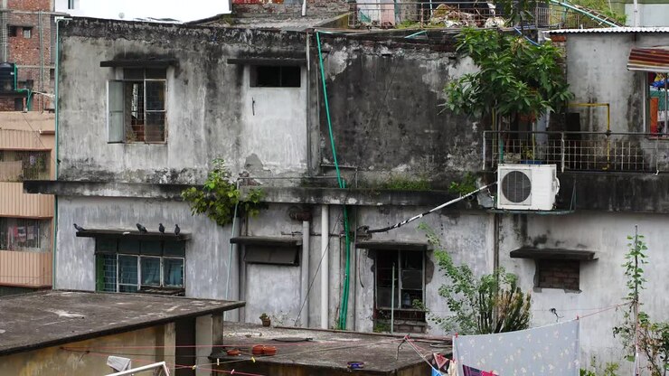 Exterior de Edifício Antigo em Área Urbana