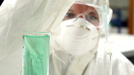 estudiante de ciencias en traje de protección trabajando con productos químicos