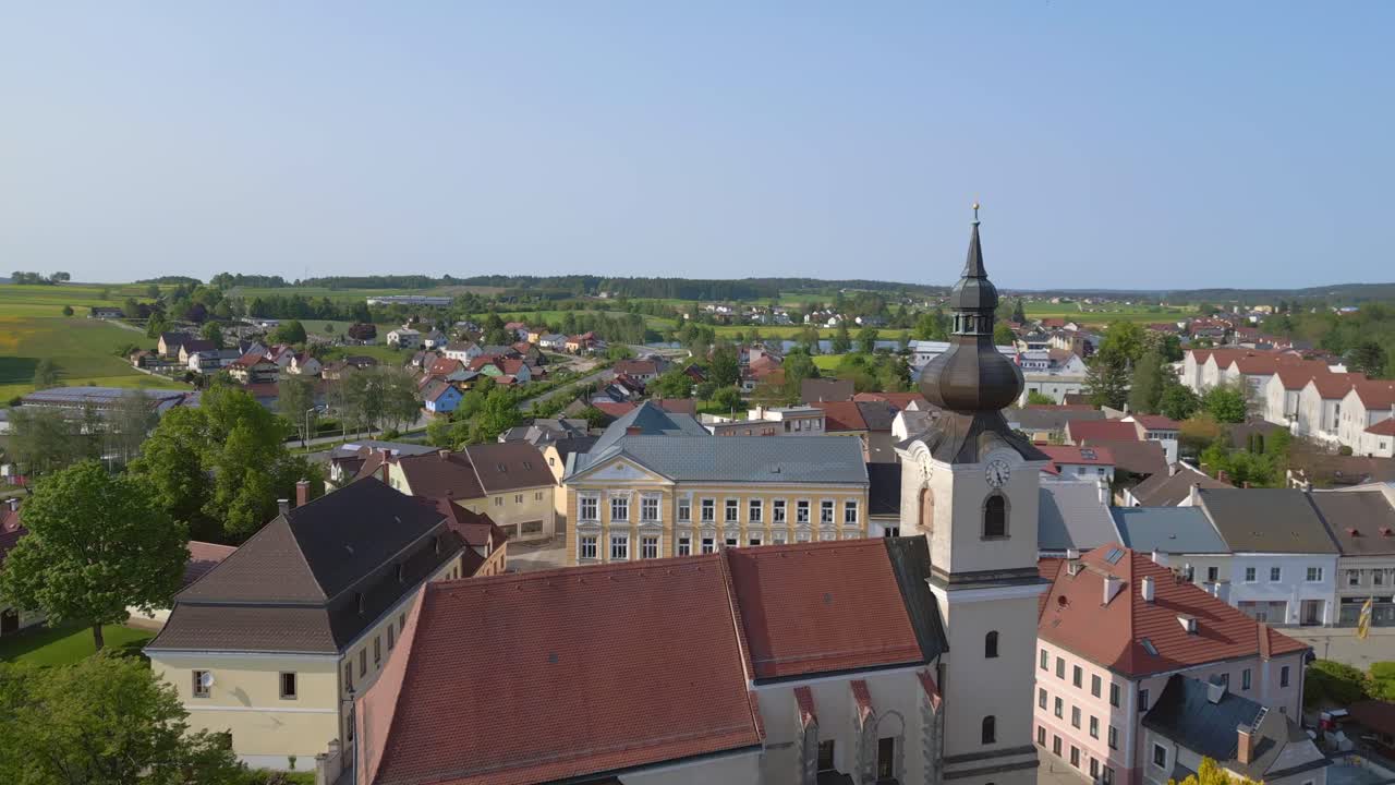 mejor vista aérea desde arriba de la iglesia en el pueblo de heidenreichstein, ciudad en austria europa, día de verano de 2023