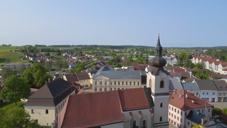 Mejor-Vista-Aérea-De-La-Iglesia-De-Vuelo-En-El-Pueblo-De-Heidenreichstein,-Ciudad-De-Austria-Europa,-Día-De-Verano-De-2023