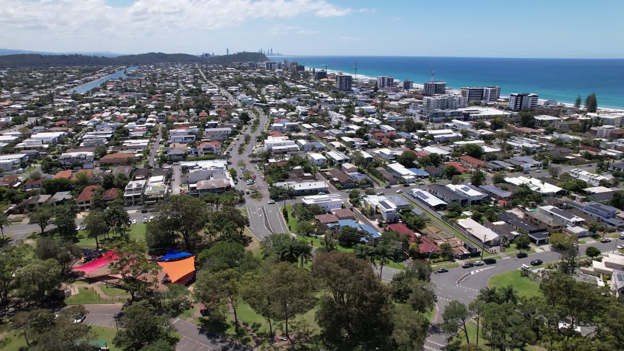 Những ngôi nhà ở khu dân cư ven biển Palm Beach vào ban ngày nhìn từ công viên ở Gold Coast, QLD, Úc - cảnh quay từ trên không.