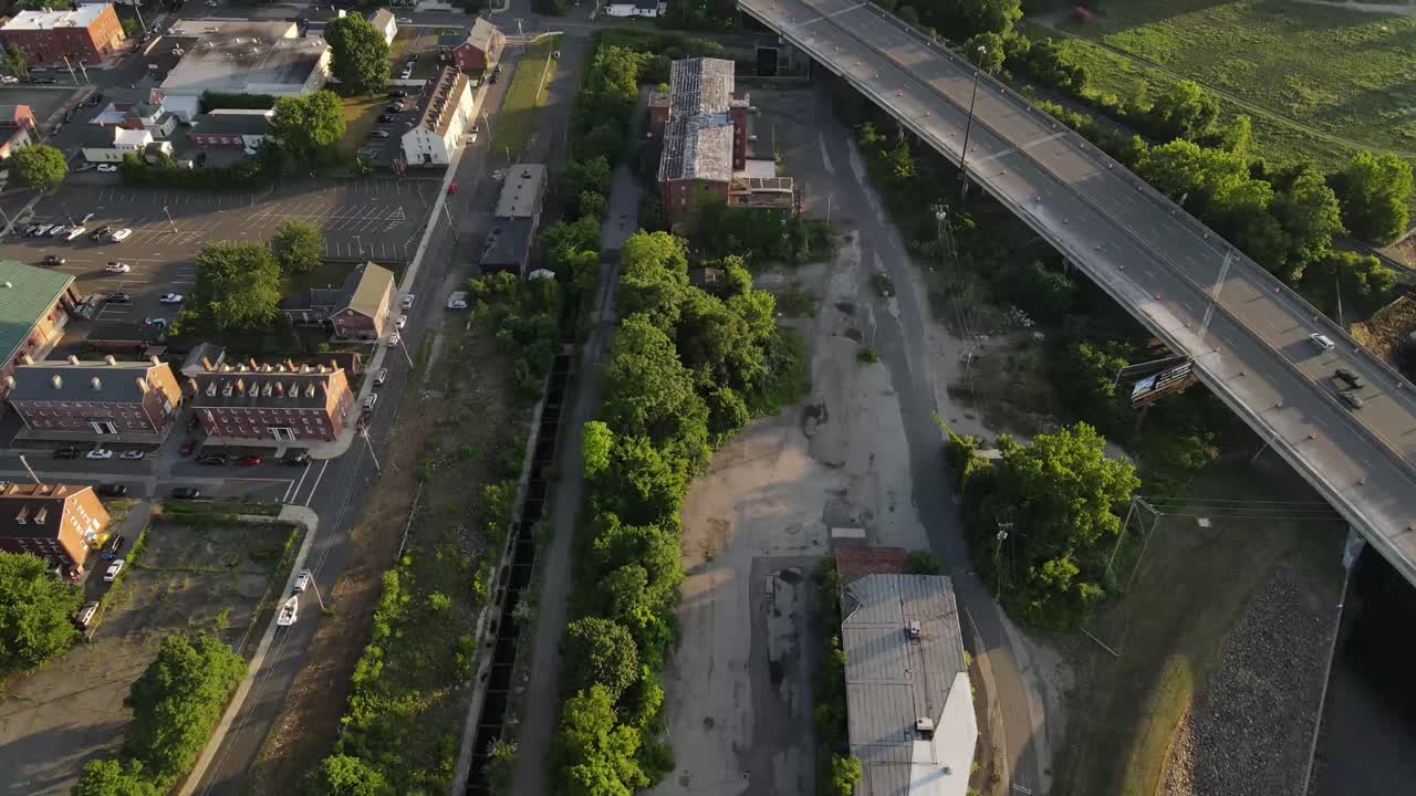 창고 및 도시 60fps에서 드론 샷