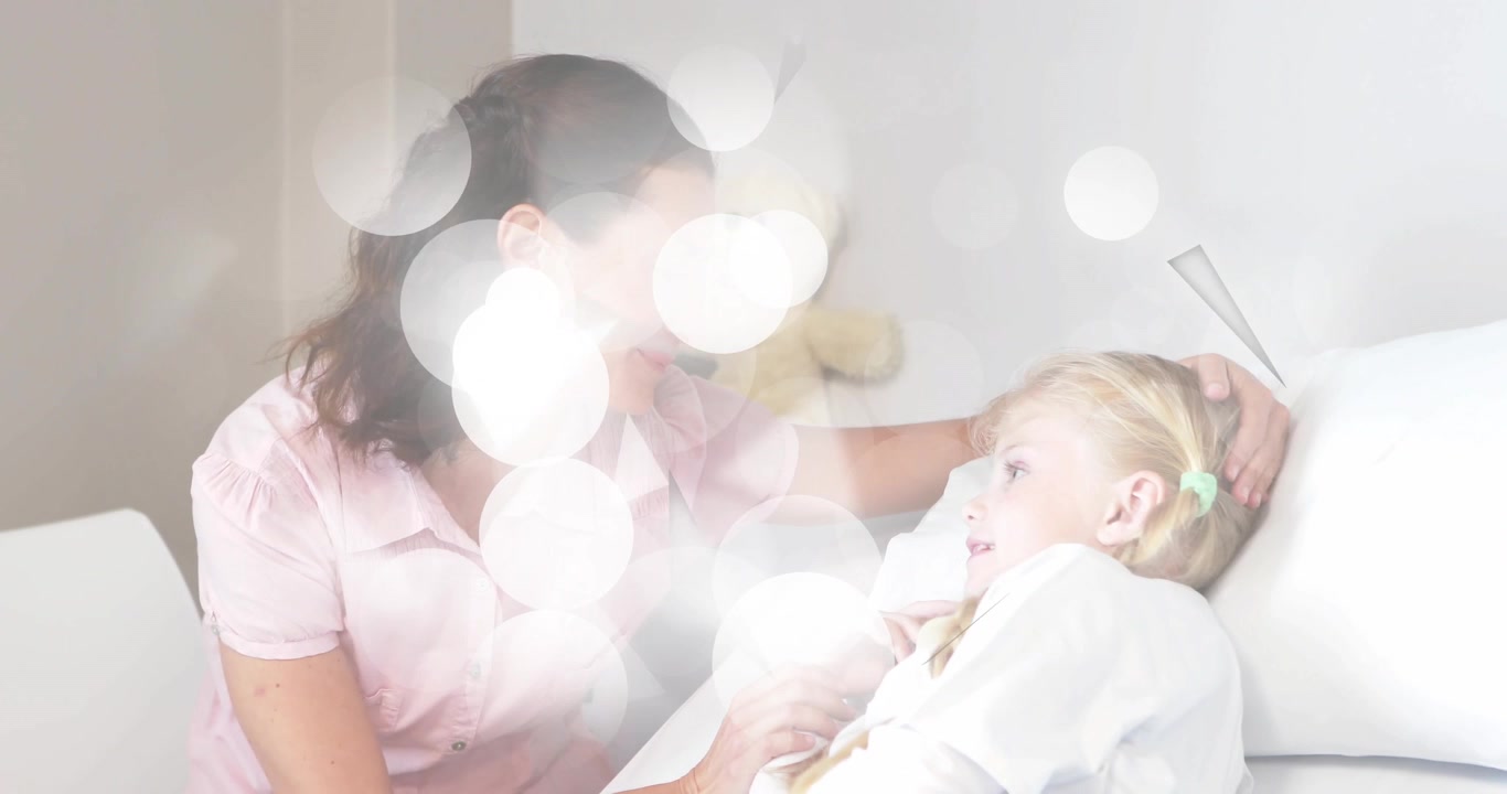 Hija con termómetro, madre revisando su frente por salud, con efecto bokeh.