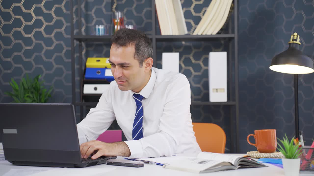 Uomo d'affari che definisce il lavoro è felice e sereno