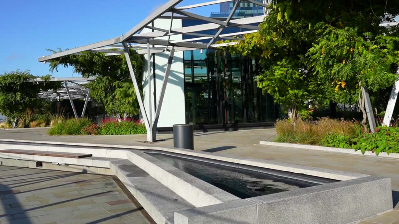 Vista estática del espacio público en azotea más grande, The Garden at 120, Londres