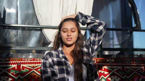 mujer relajándose al aire libre