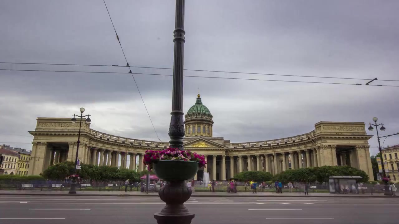 Experimente a beleza da Catedral de Kazan (Kazanskiy Kafedralniy Sobor) em São Petersburgo através deste timelapse hyperlapse, emoldurada por um céu nublado. Capturada da avenida Nevskiy com tráfego