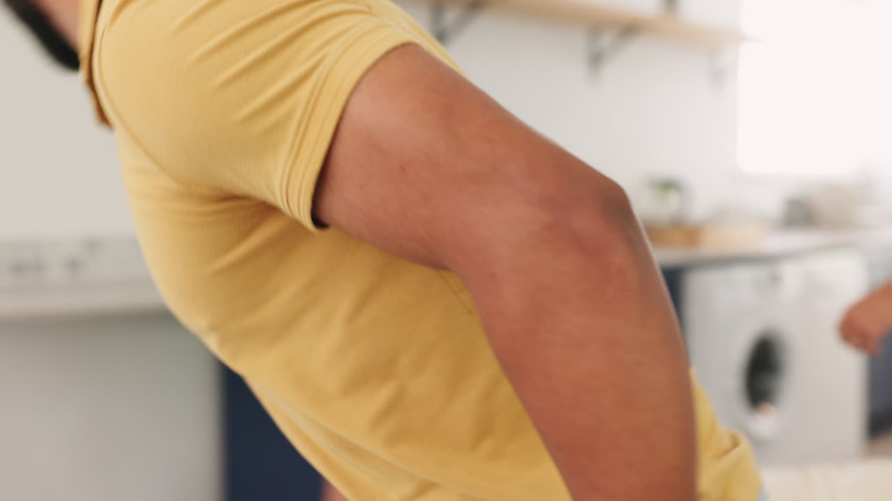 pareja, unión o cocinar en la cocina de la casa
