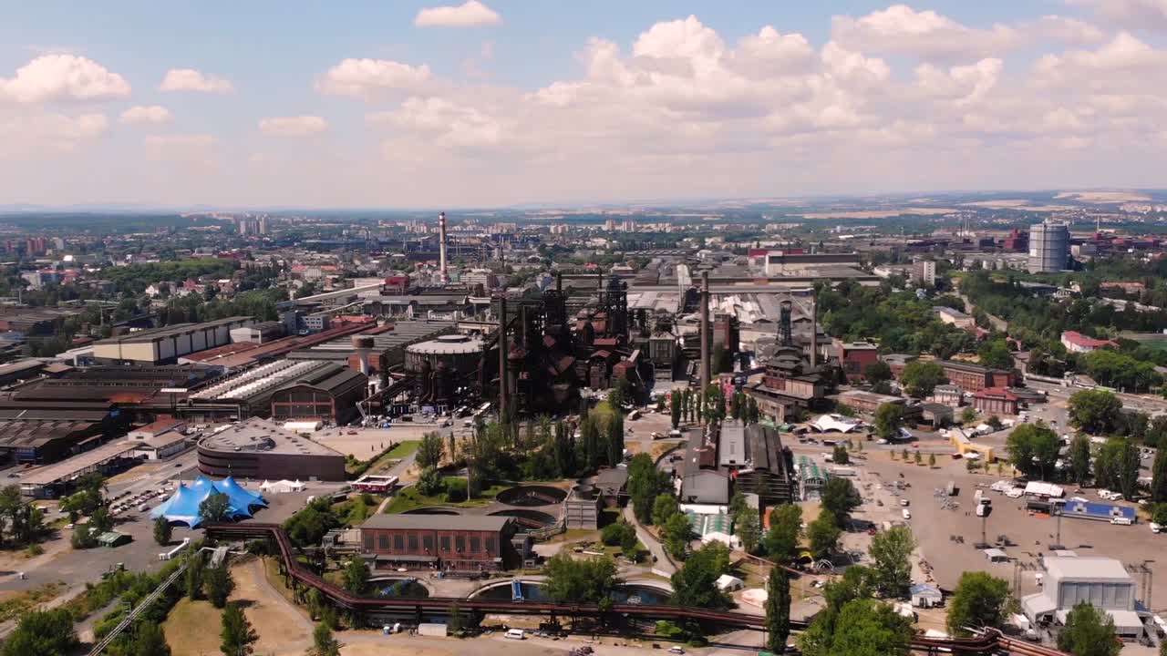 Dolní Oblast, widok z lotu ptaka na zabytkowy kompleks przemysłowy w Ostrawie, Czechy.
