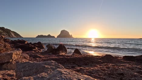 timelapse de la puesta de sol en la isla de es vedra en ibiza