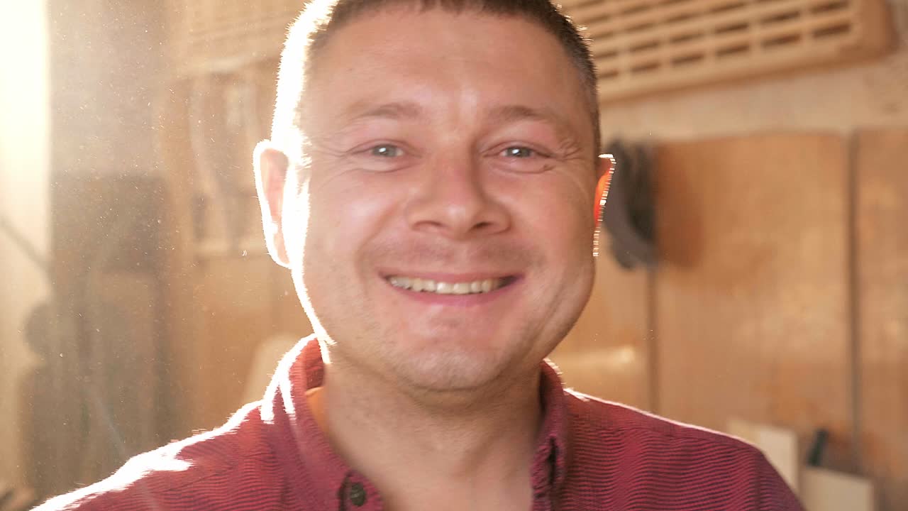 carpintero feliz en su taller