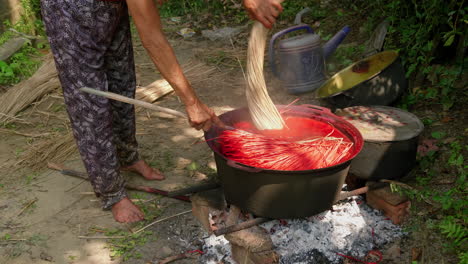 dyeing straw fibers in a pot