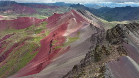 vista aérea de aviones no tripulados de la montaña del arco iris, vinicunca, región de cusco, perú