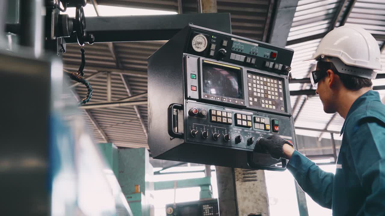 умный заводской работник, использующий машину в заводской мастерской