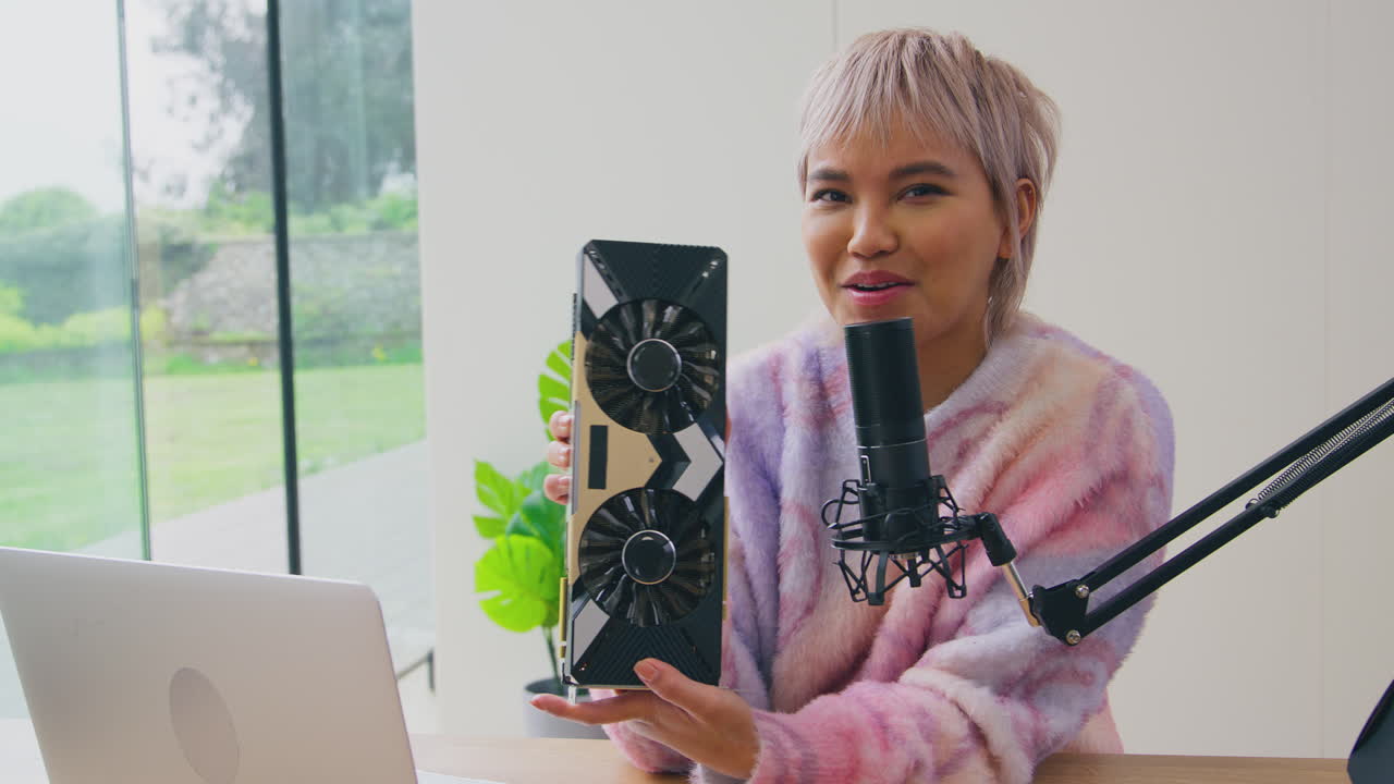 vlogger femenina con computadora portátil y micrófono transmisión en vivo en línea revisión de productos electrónicos a la cámara