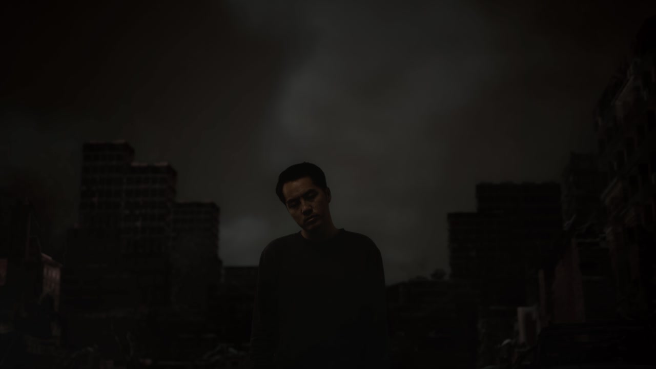 una figura solitaria en una ciudad desolada