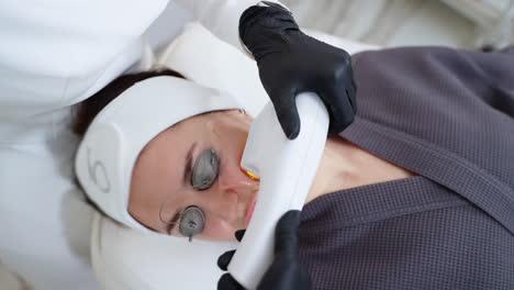 mujer que recibe tratamiento facial con láser