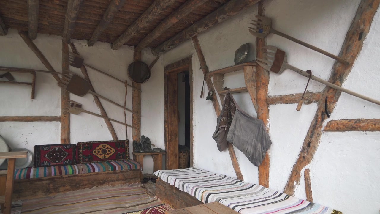 Portico rustico tradizionale con attrezzi agricoli vintage e decorazioni etniche