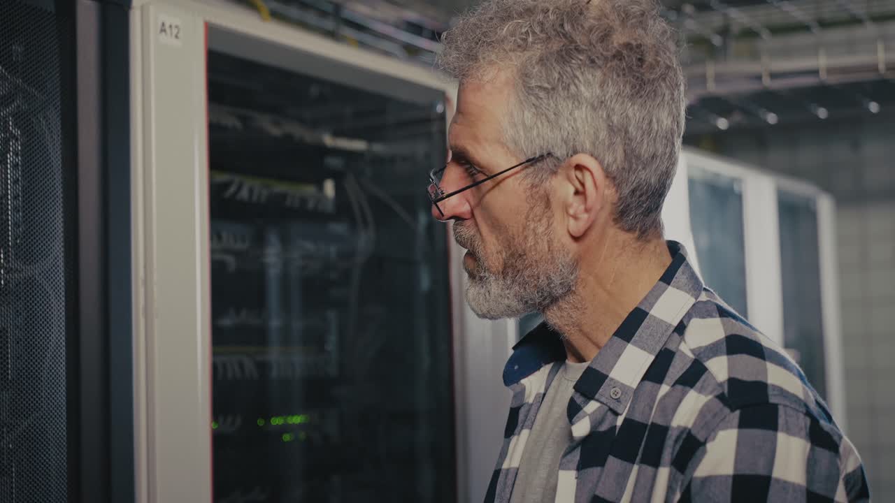 técnico que trabaja en una sala de servidores