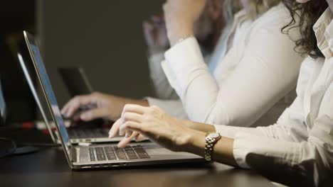 foto recortada de personas de negocios usando computadoras portátiles