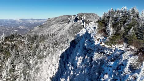 Acantilados-Rocosos-Y-Hielo-En-La-Cima-De-La-Montaña-Grand-Grand-Carolina-Del-Norte,-Carolina-Del-Norte