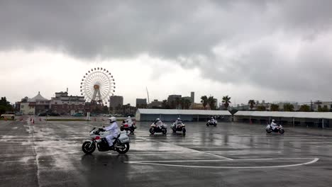 Motos-Motocicletas-Montar-A-Caballo-Bailando-En-Una-Formación-De-Rutina-Coordinada-En-Un-Aparcamiento