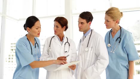 equipo médico discutiendo un archivo