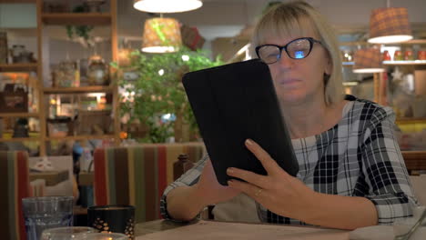 Mujer-Mayor-Navegando-En-El-Panel-Táctil-En-La-Cafetería