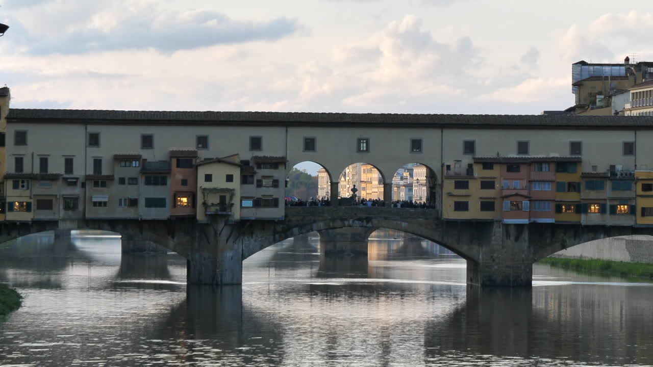 일몰 동안 베키오 다리(ponte vecchio)의 오른쪽 샷을 추적하세요.